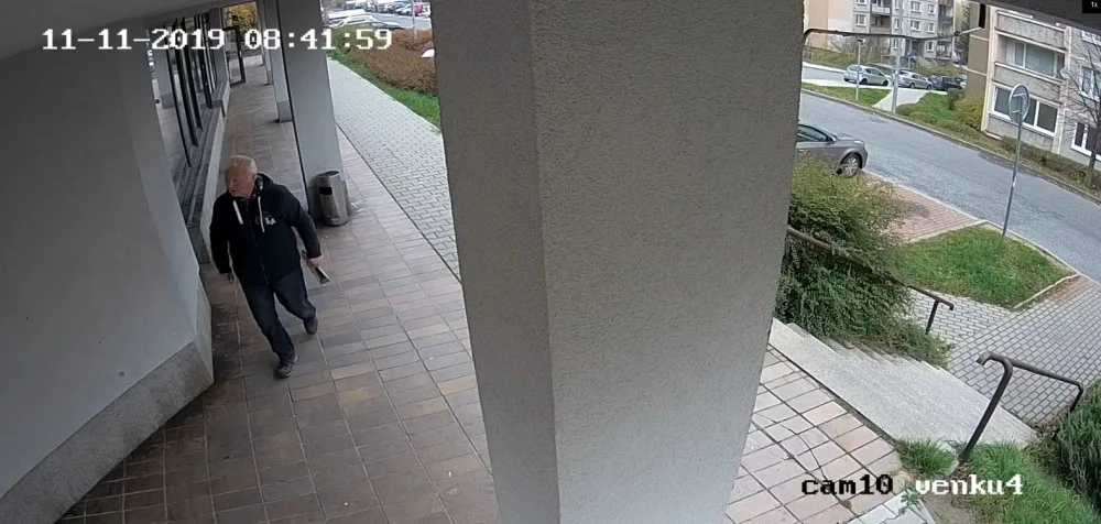 Tajemný dopis plný výhrůžek. Policie se obrací na veřejnost. Nepoznáte muže na fotce?