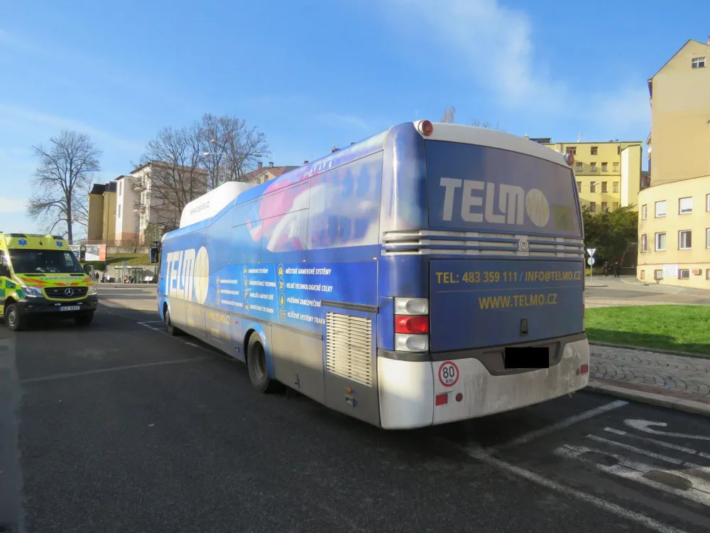 Autobus mělo ohrozit červené auto, zranila se cestující. Hledají se svědci