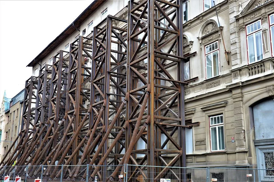 Poškozená škola.