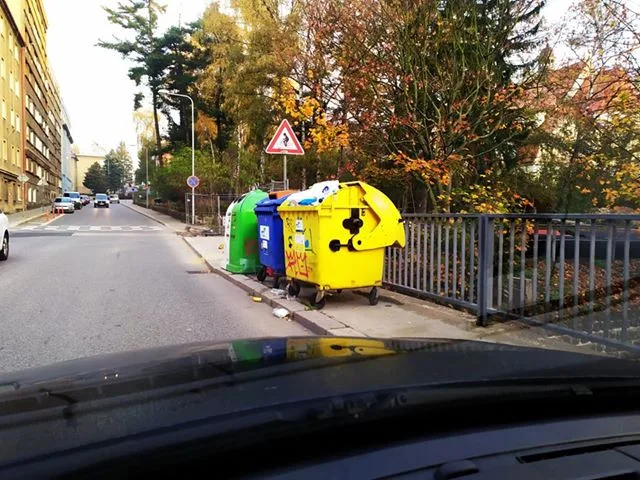 Kontejnery překáží na chodníku.