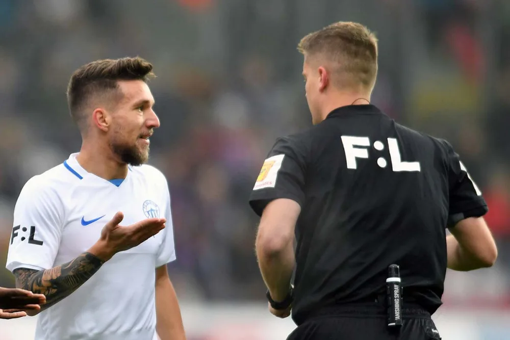 Liberecký záložník musí za svá gesta zaplatit dvacet tisíc korun.