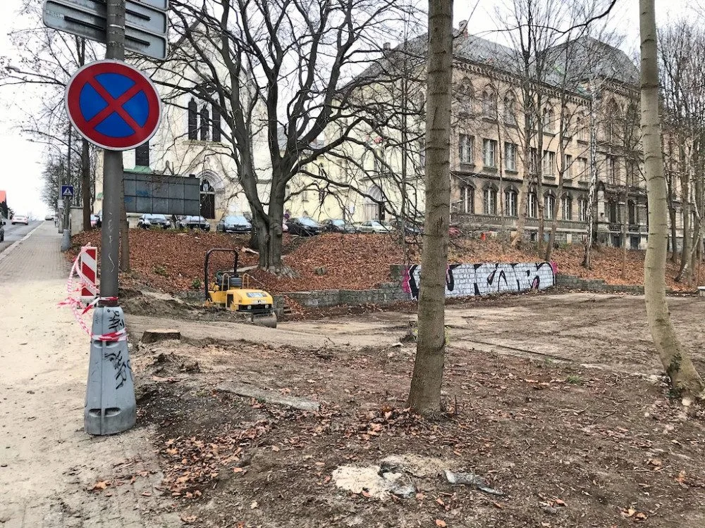 Zanedbaná plocha bude sloužit k parkování
