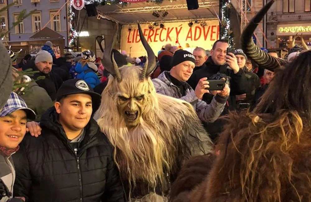 Krampus čerti před radnicí.