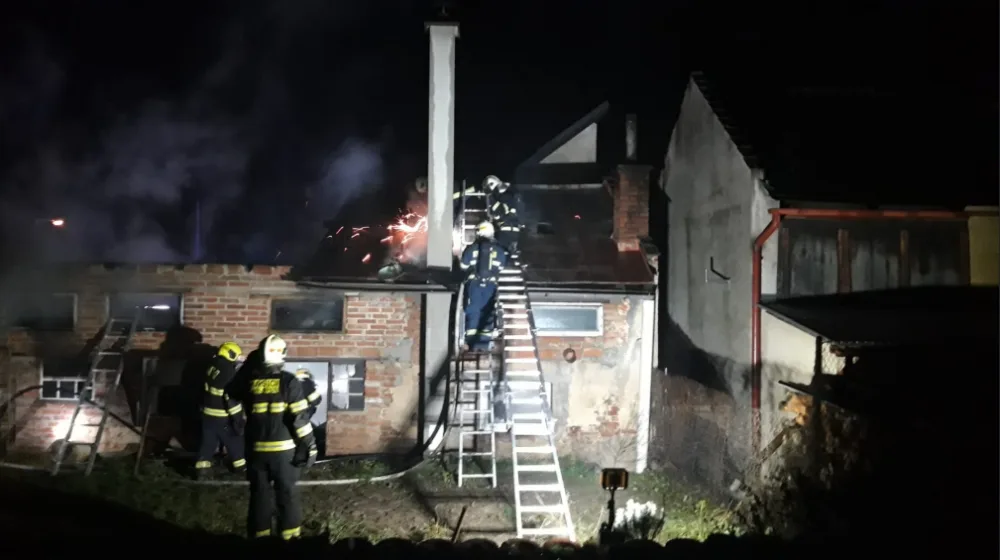 Včera večer zasahovali hasiči při požáru přístřešku v Tanvaldě