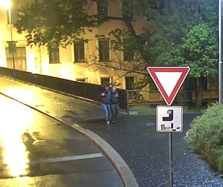 Policie pátrá po muži vpravo.