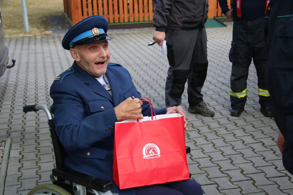 Hasiči splnili přání panu Miroslavovi.