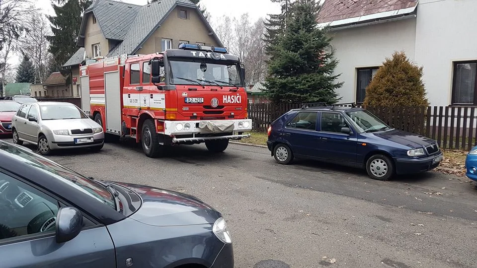Hasiči musí denně bojovat se špatně zaparkovanými vozidly