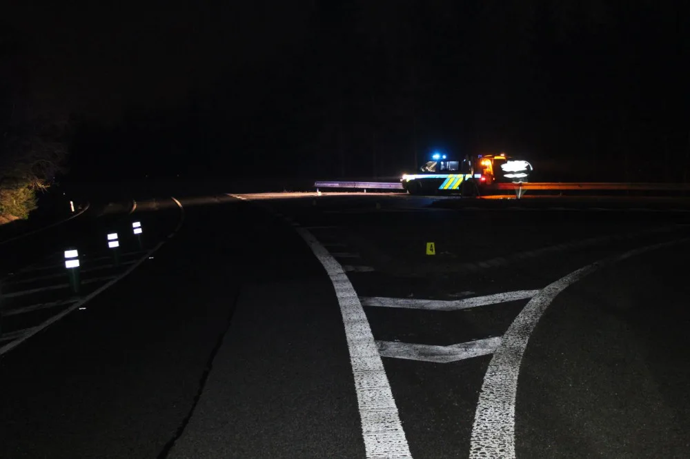Nezvládl projet rádelskou křižovatku a havaroval.