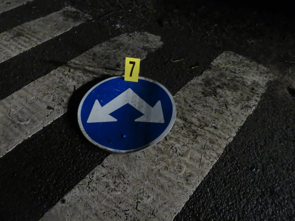 Nezvládl projet rádelskou křižovatku a havaroval.