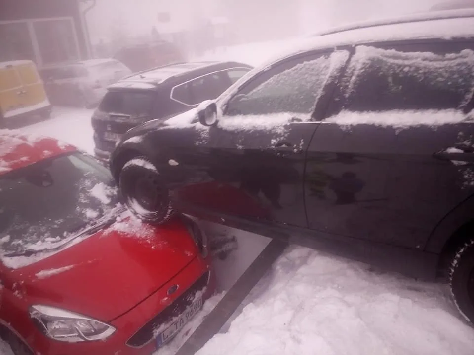 Kuriózní nehoda na Smědavě. Auto na parkovišti vjelo na jiný vůz