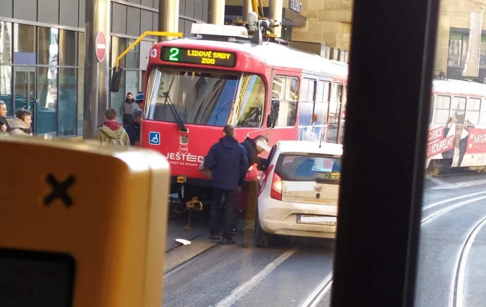 nehoda, Rumunská, policie, dopravní podnik, tramvaj