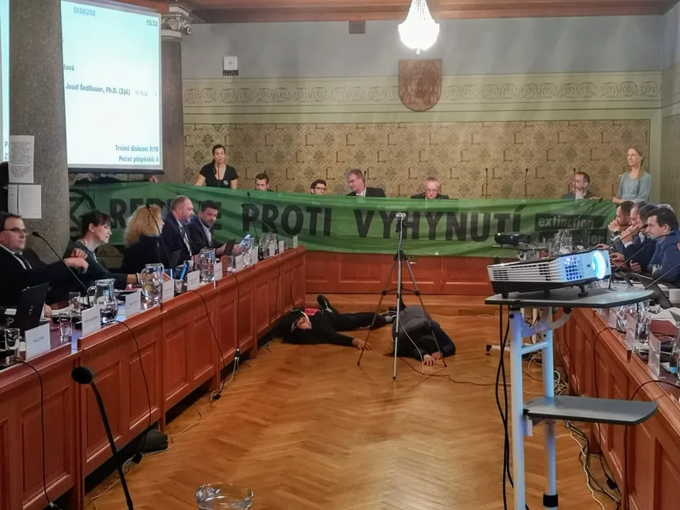 Na zastupitelstvu „zemřeli“ aktivisté.