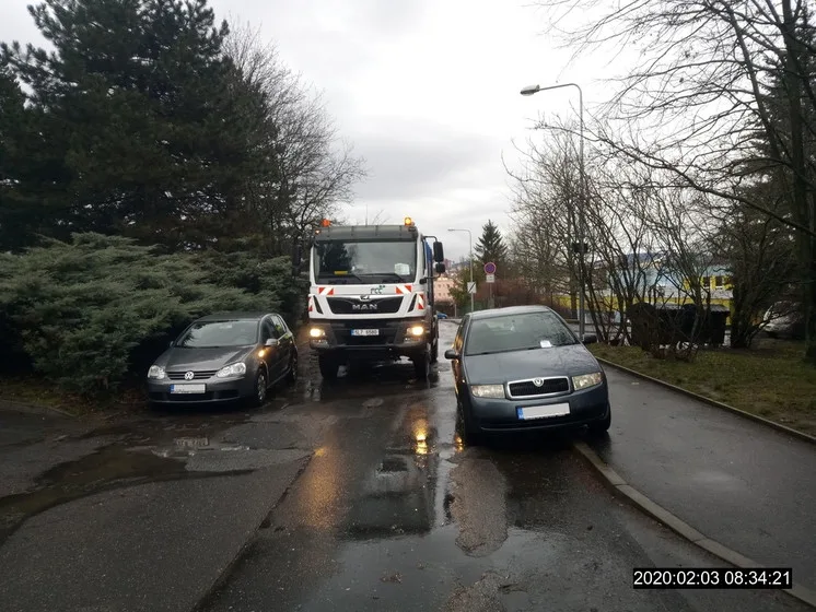 Špatně zaparkovaná vozidla komplikují průjezd složkám IZS i popelářům.