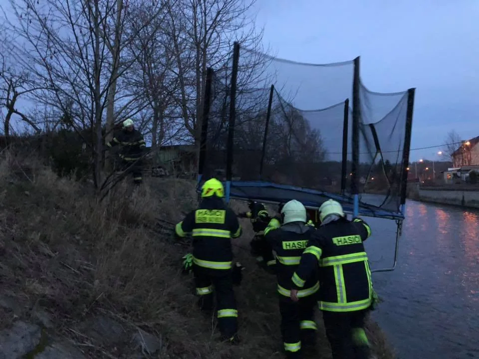 V Hrádku letěla dětská trampolína