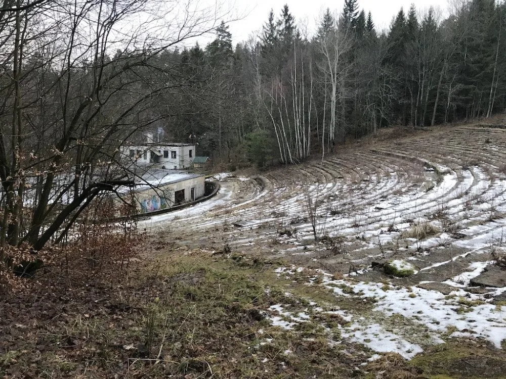 Zchátralý amfiteátr