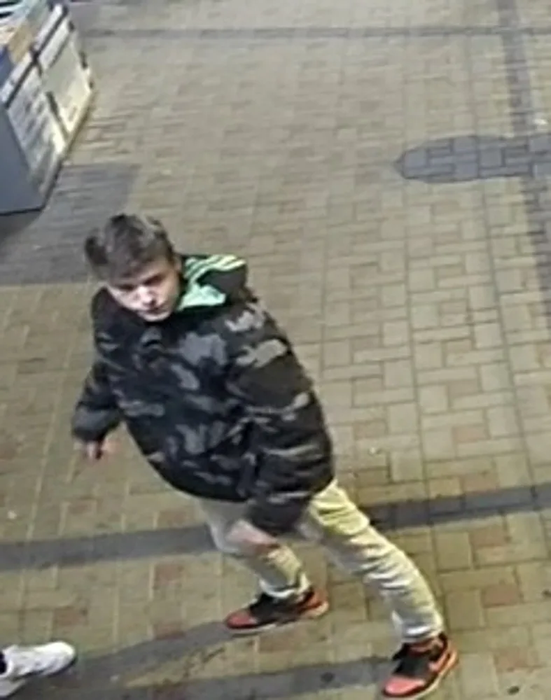 Policisté hledají svědky na fotografiích.