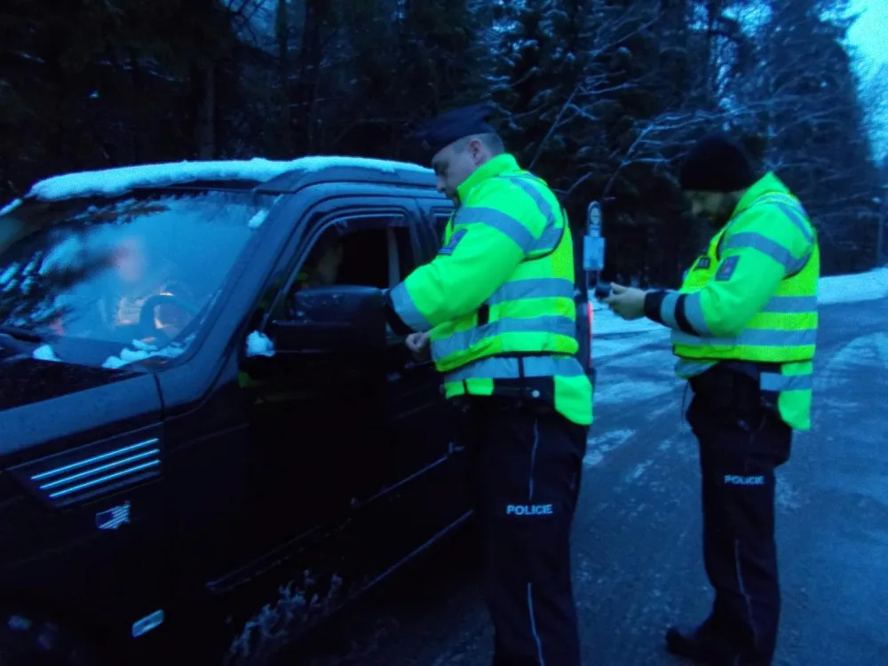 Policisté se zaměřili na provoz aut v zimě. Celkem odhalili skoro čtyřicet přestupků
