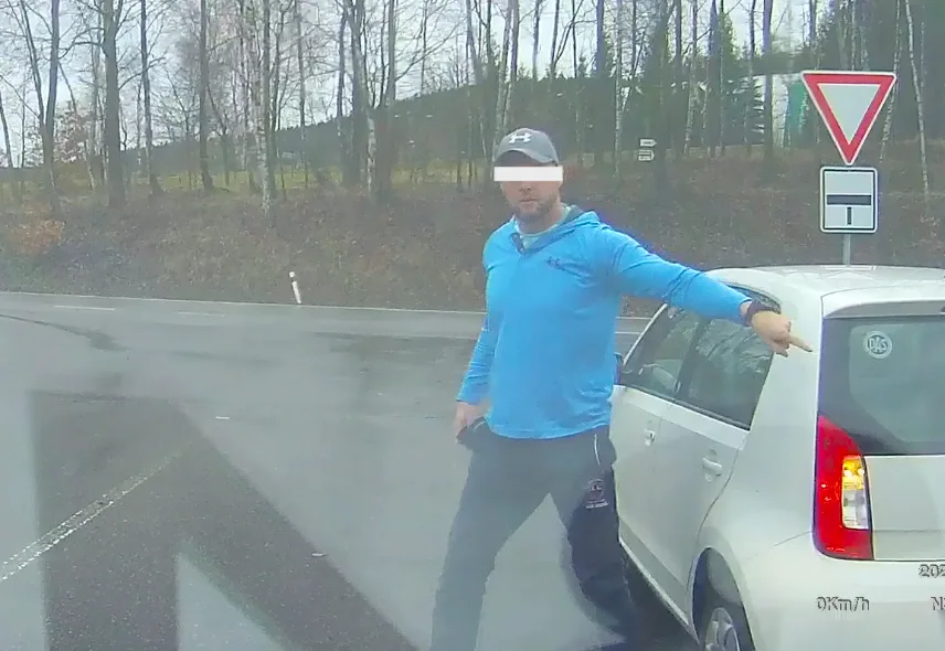 Řidič u Bílého Kostela vybržďoval dodávku a donutil ji zastavit. Druhému z řidičů vyhrožoval