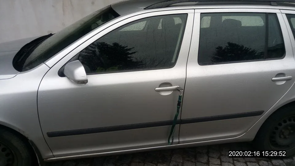 Pozorný Liberečák si všiml klíčů zapomenutých u auta, ochránil tak majitele před krádeží
