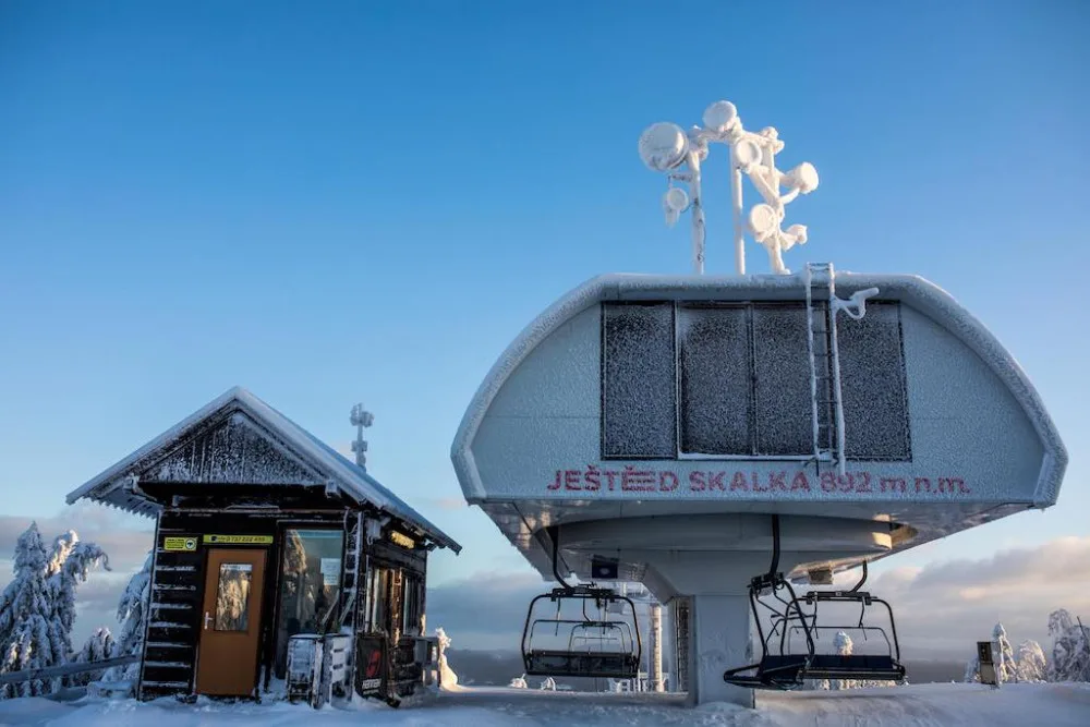 Skiareál Ještěd láká lyžaře na závěr zimní sezóny cenami vedlejší sezóny