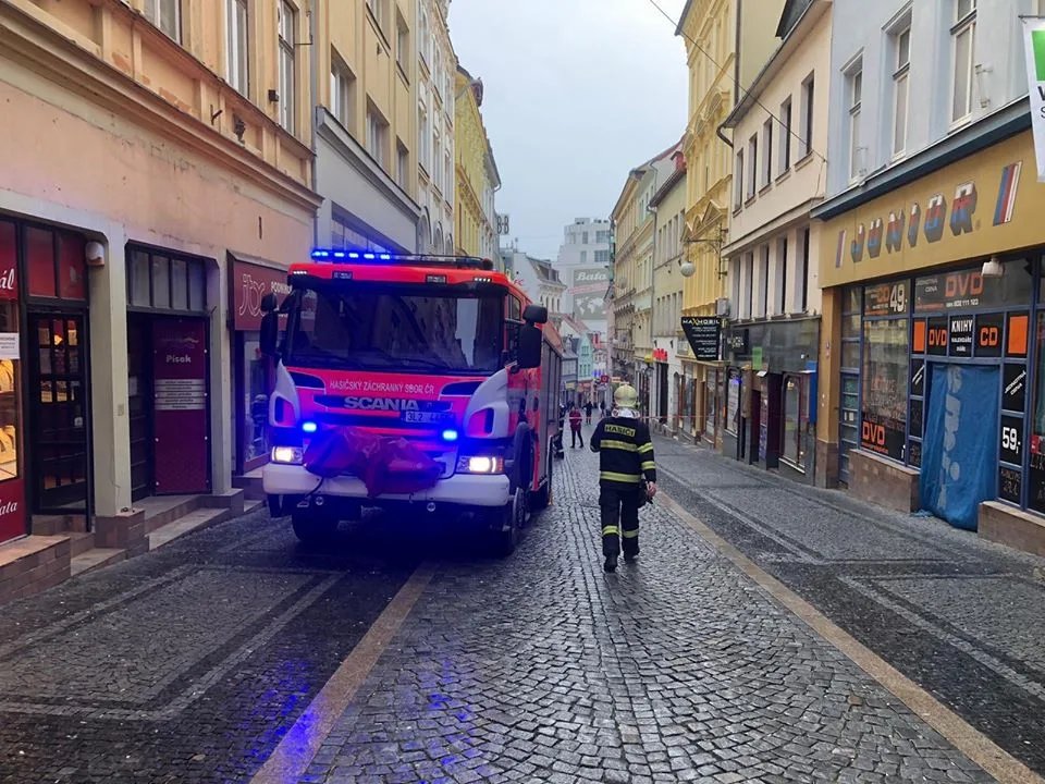 Hasiči uzavřeli Pražskou. Na střeše jednoho z domů se ulomil komín