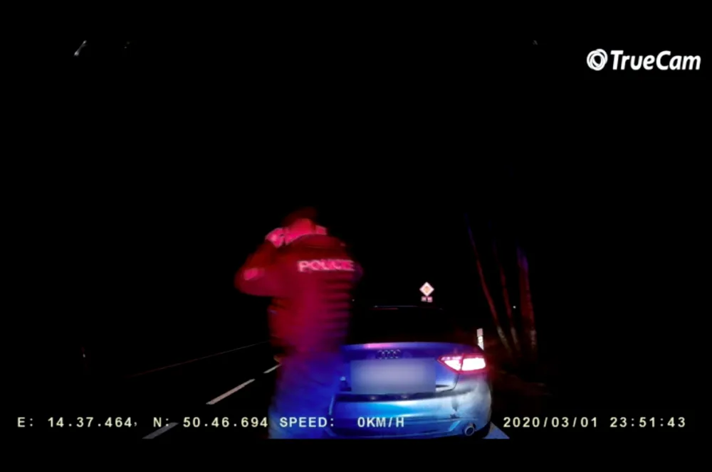 Zdrogovaný řidič ujížděl policistům. S autem uvízl v rozbahněném poli