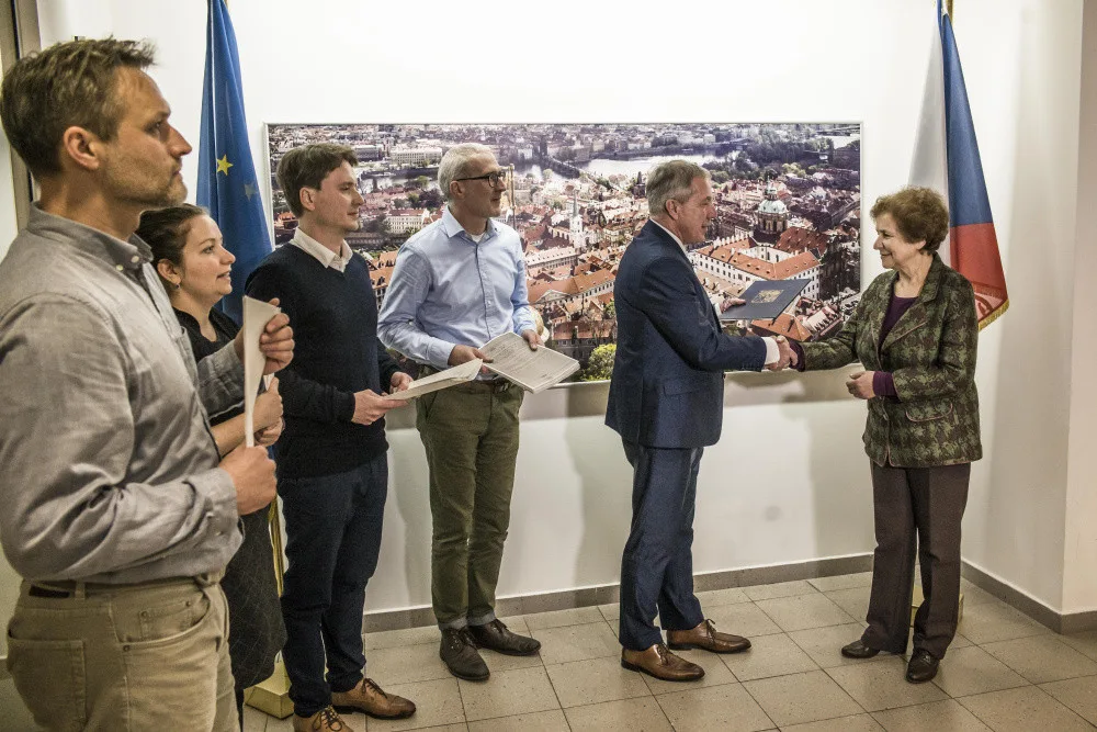 Oficiální předání petice proti Turówu v Bruselu.