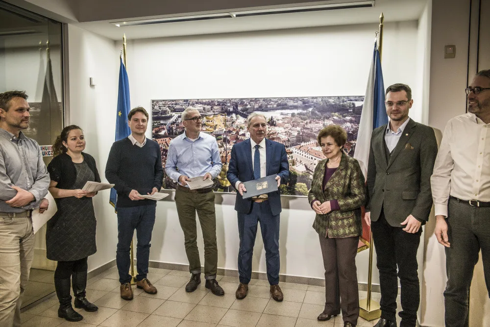 Oficiální předání petice proti Turówu v Bruselu.