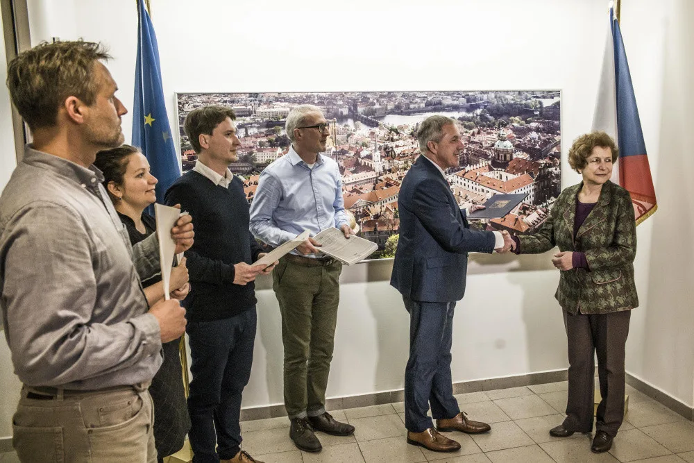 Oficiální předání petice proti Turówu v Bruselu.
