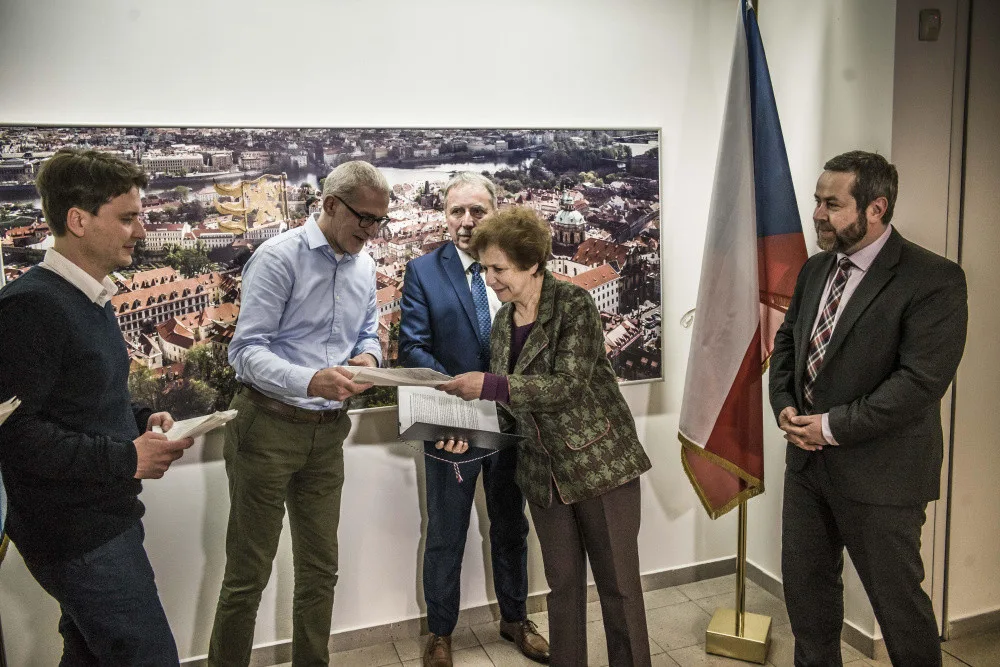 Oficiální předání petice proti Turówu v Bruselu.