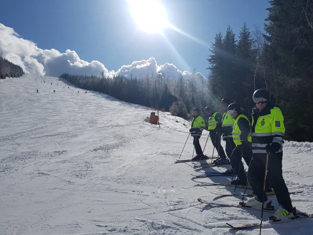 Policisté se vydali na svahy na lyžích.