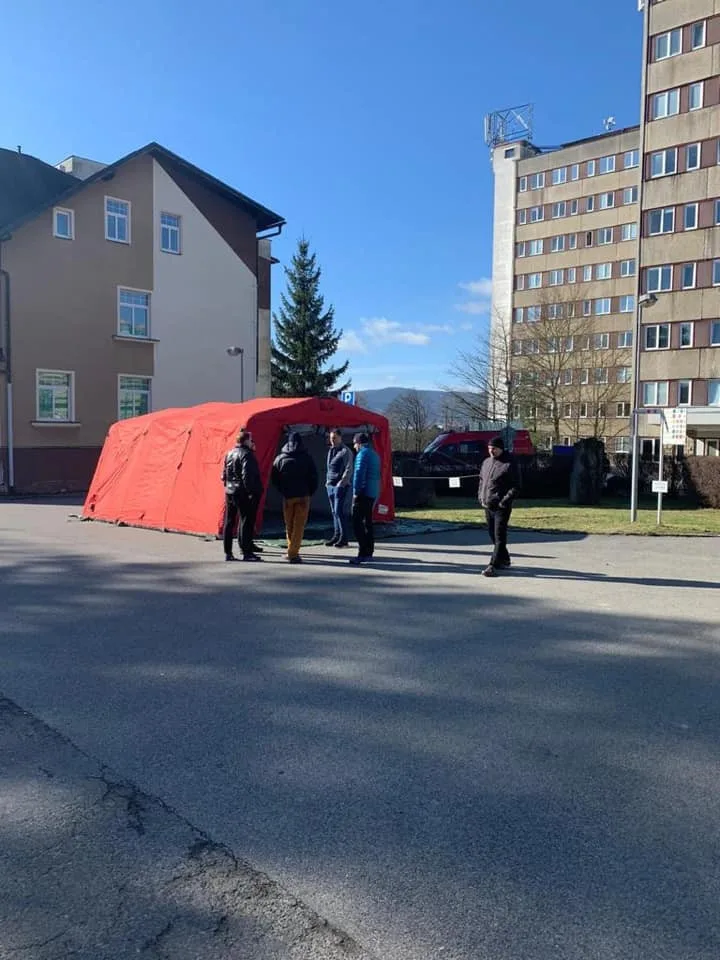 Příchozí do nemocnice musí projít kontrolou