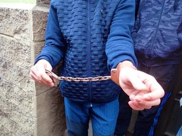 Spoutanému muži pomohli až hasiči