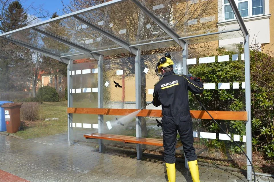 Čištění zastávky na Žižiově náměstí