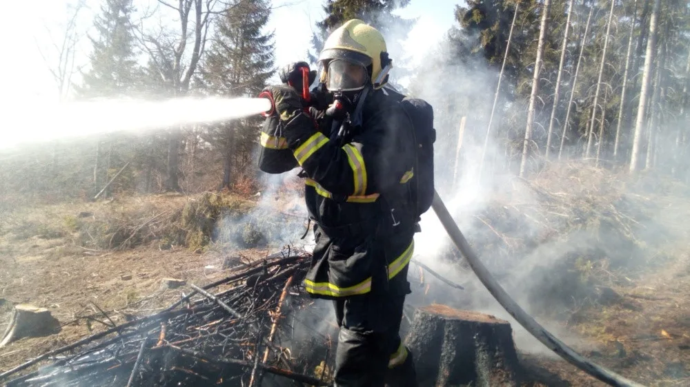 FOTO: Na Proseči hořel les, vyhlášen byl druhý stupeň požárního poplachu