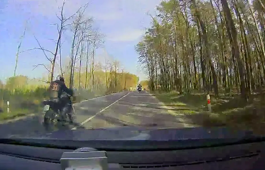 Policisty na plné čáře předjel sto dvacítkou. Při honičce si rozbil motorku