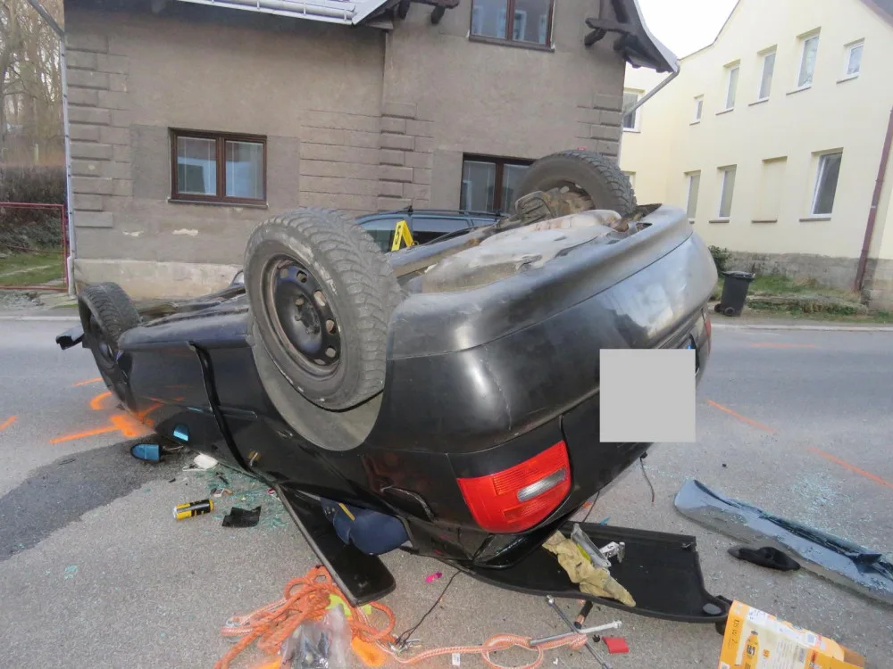 FOTO: Auto otočil na střechu. V dechu měl téměř dvě promile alkoholu