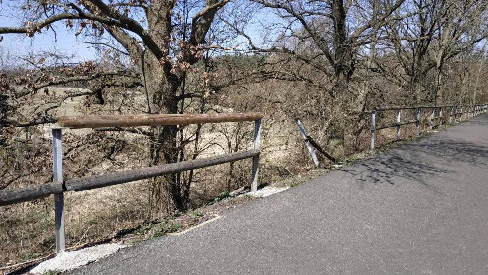 Poničená cyklostezka Varhany