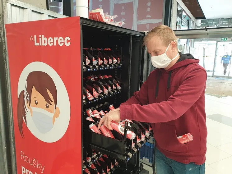 Liberec má první rouškomat