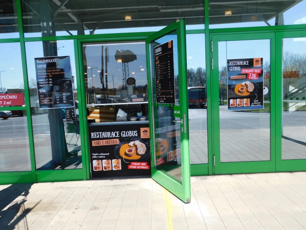 Globus Liberec zahájil prodej teplých jídel přes okénko restaurace