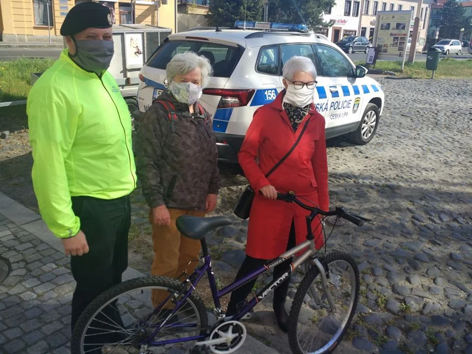 Přišla kvůli krádeži o kolo. Jiná žena jí nabídla vlastní bicykl