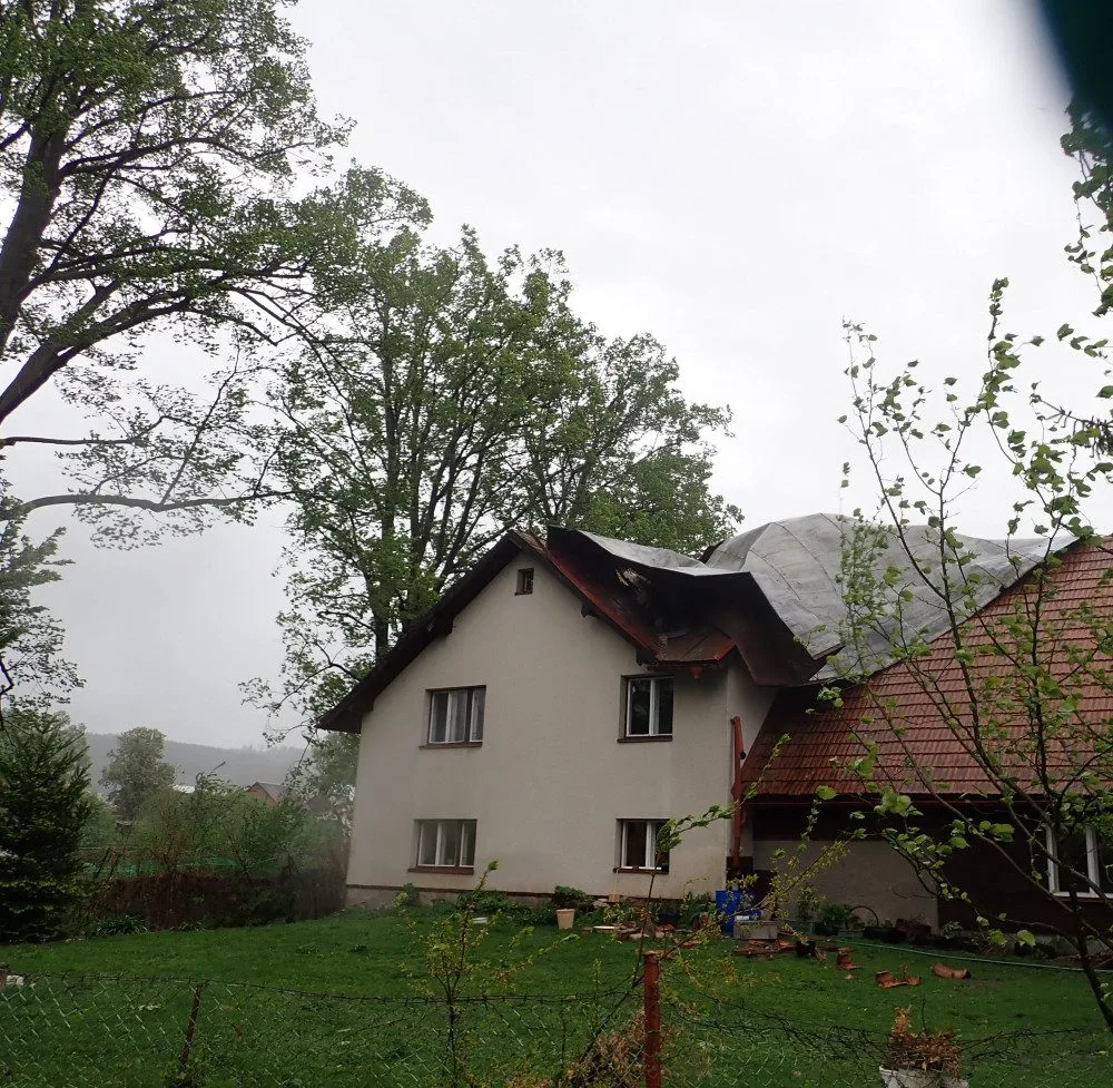 Poškozená střecha po pondělní vichřici