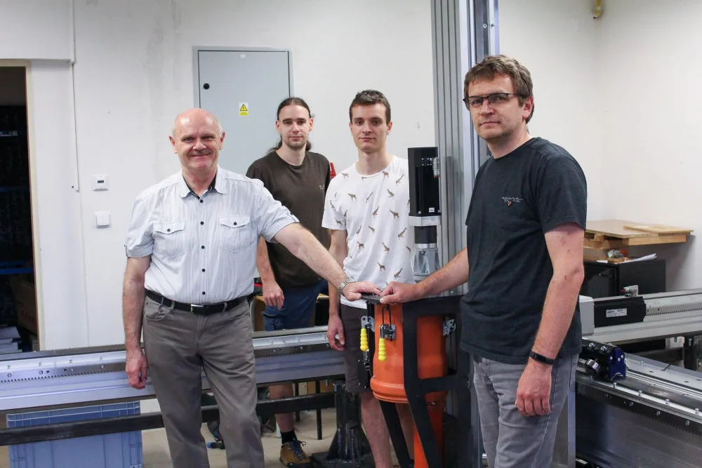Testovací zařízení pro stavební 3D tisk brzy zamíří do Kloknerova ústavu. Část týmu z FM jej proto nyní demontuje. V popředí vlevo Václav Záda, vpravo Leoš Beran