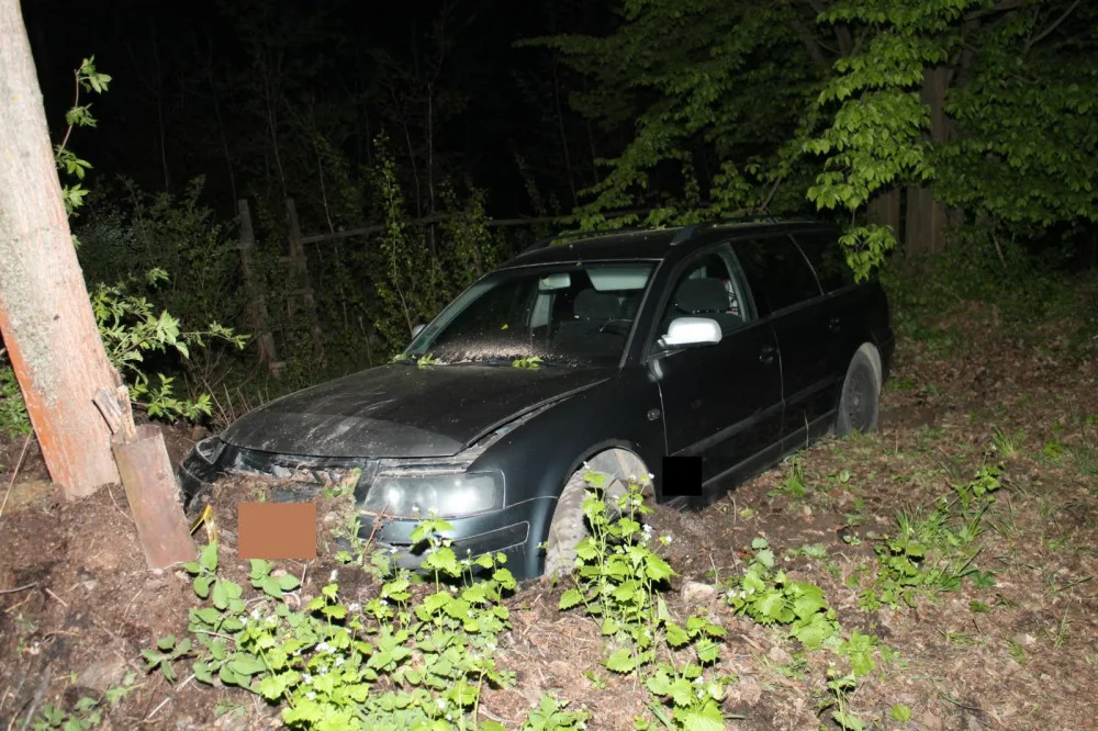 FOTO: Řídila pod vlivem a skončila ve stromě. V autě vezla nezletilé dítě