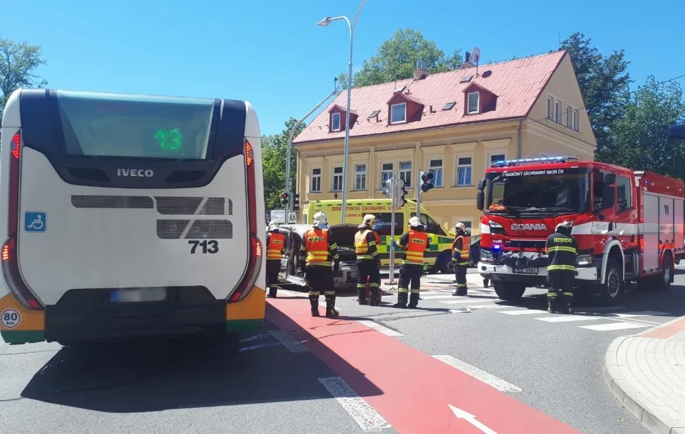 FOTO: Na Horákovce se srazil autobus MHD s osobákem. Zaklíněného řidiče auta museli hasiči vyprostit