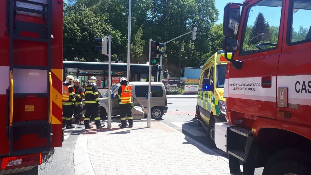 FOTO: Na Horákovce se srazil autobus MHD s osobákem. Zaklíněného řidiče auta museli hasiči vyprostit