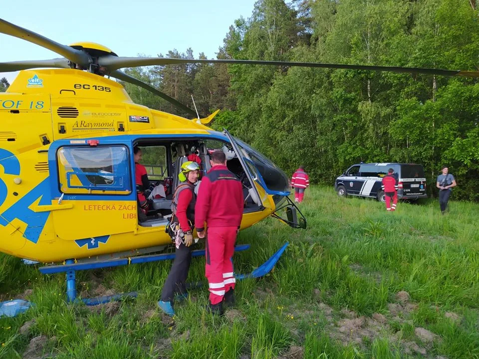 Muž na čtyřkolce narazil do stromu a vážně se zranil