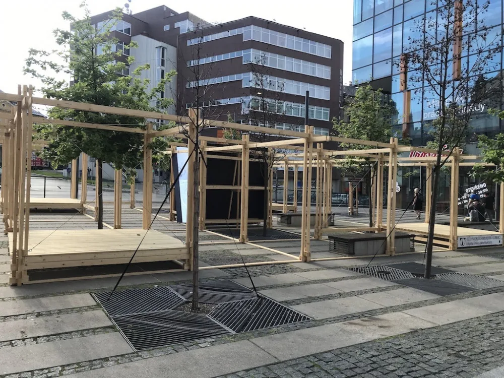 Odpočívej v pokojích. Instalace na Šalďáku propojuje relaxační a výstavní zónu