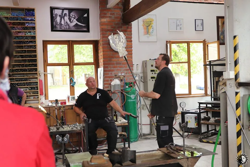 Sklář Jiří Pačinek představí v kostele plastiku Křišťálový chrám