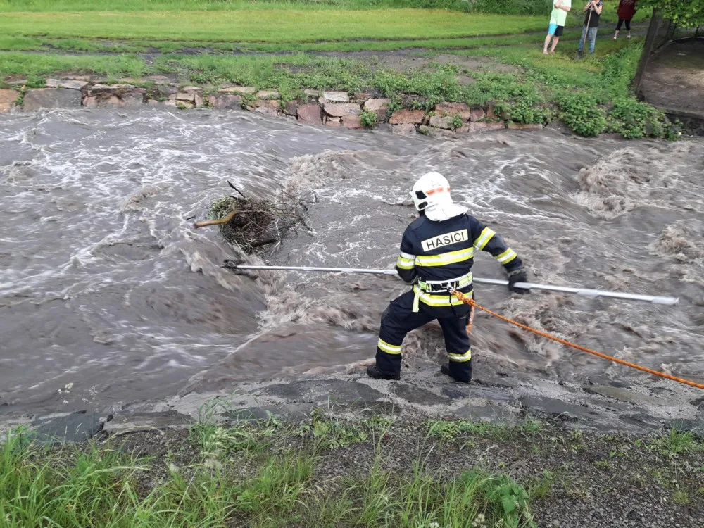 FOTO: Víkendové bouřky si způsobily 83 událostí, u kterých zasahovali hasiči